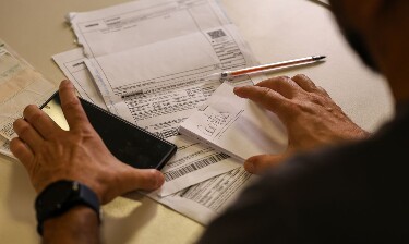 Sal&aacute;rio m&iacute;nimo de R$ 1.621 come&ccedil;a a ser pago nesta segunda
