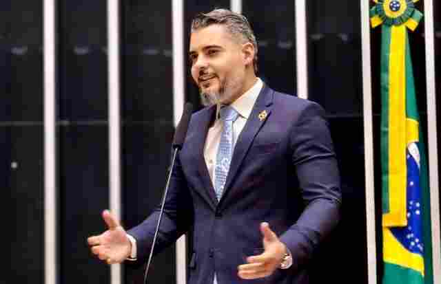 Parlamentares da oposi&ccedil;&atilde;o protocolam pedido de CPMI do Banco Master