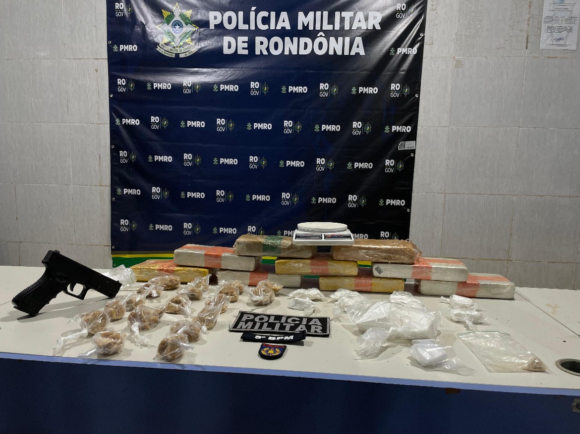 PM apreende 10 kg de drogas escondidos em balde enterrado na zona leste