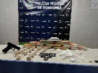 PM apreende 10 kg de drogas escondidos em balde enterrado na zona leste