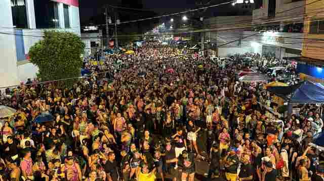 Mesmo sob forte chuva, Banda do Vai Quem Quer arrasta mais de 200 mil foli&otilde;es em Porto Velho