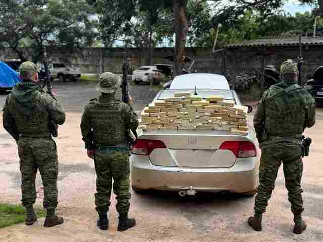 Opera&ccedil;&atilde;o da PM intercepta Honda Civic com 51 tabletes de droga