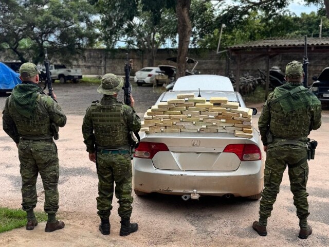 Operação da PM intercepta Honda Civic com 51 tabletes de droga