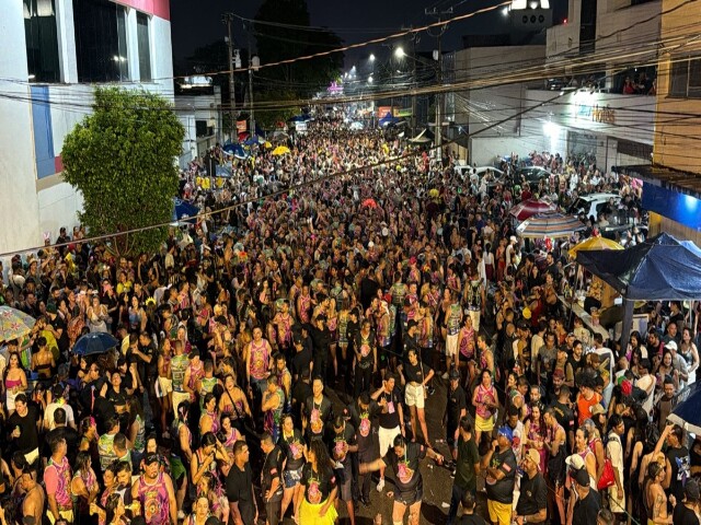 Mesmo sob forte chuva, Banda do Vai Quem Quer arrasta mais de 200 mil foliões em Porto Velho