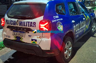 Criminosos rendem grupo na frente de casa e fogem com carro, dinheiro e cart&otilde;es