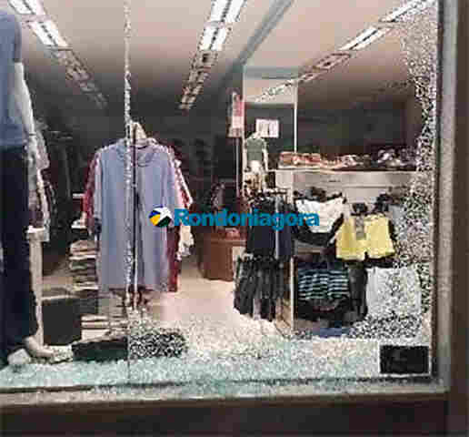 Criminoso quebra vidra&ccedil;a com martelo e invade loja no centro de Porto Velho