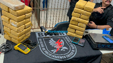 Criminoso aponta arma para PM e acaba baleado com comparsa; 31 tabletes de maconha s&atilde;o apreendidos