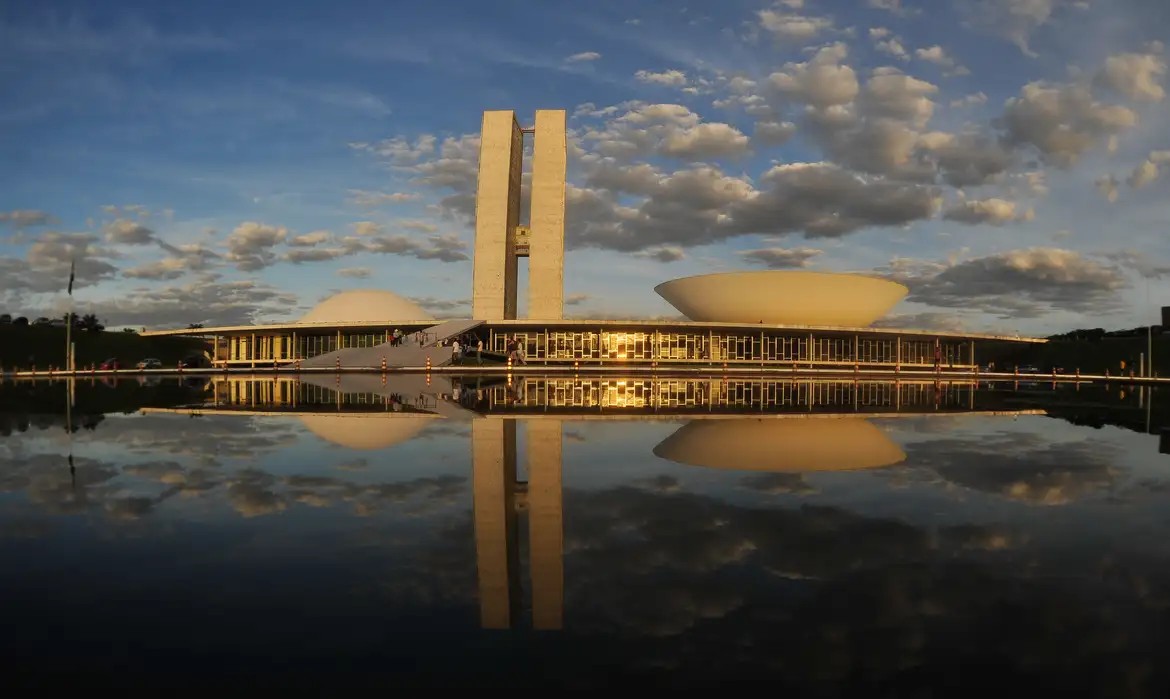 Presidente sanciona reajuste para servidores e veta penduricalhos