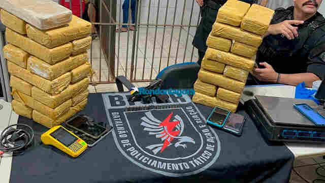 Criminoso aponta arma para PM e acaba baleado com comparsa; 31 tabletes de maconha s&atilde;o apreendidos