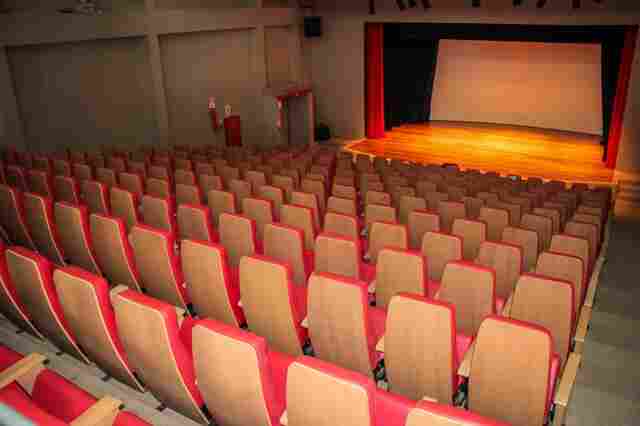 Deputada questiona concess&atilde;o de teatro estadual para o Tribunal de Justi&ccedil;a