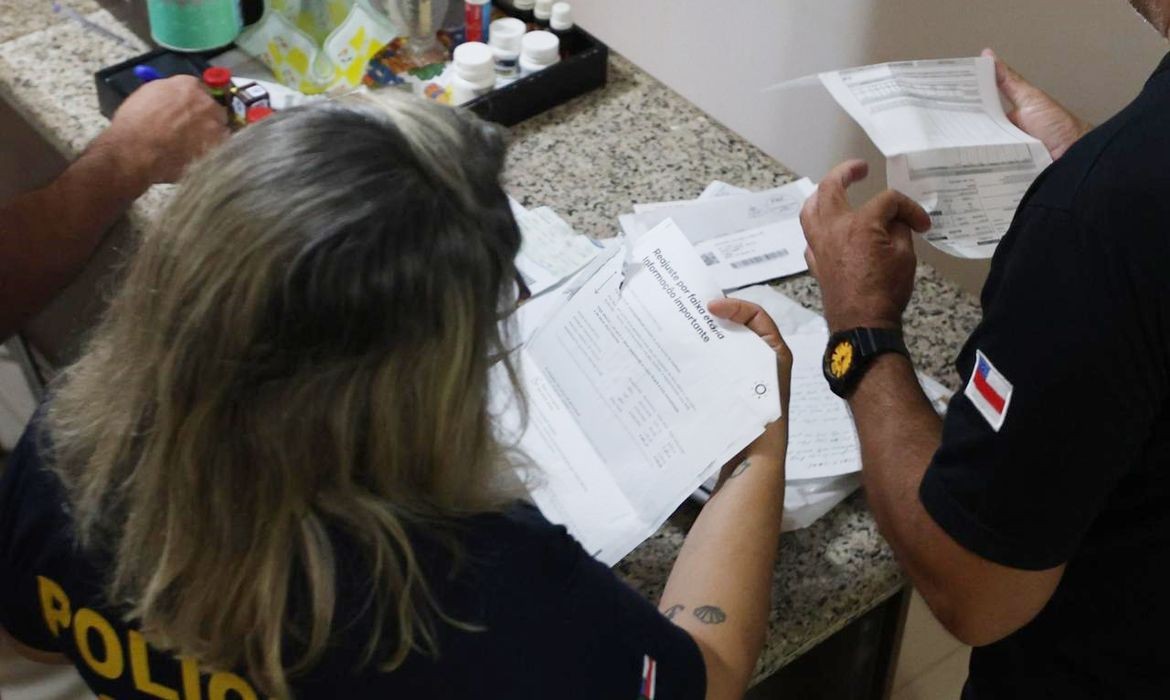 Polícia do Amazonas prende servidores públicos acusados de colaborar com facção