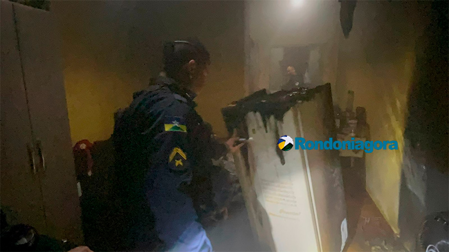 Policiais militares apagam inc&ecirc;ndio ao lado do Departamento de Flagrantes