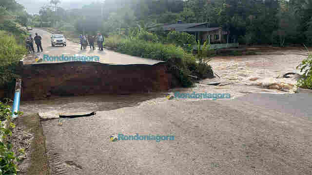 V&iacute;deo: asfalto &eacute; levado pelas &aacute;guas do Igarap&eacute; Bate Estacas na Estrada do Santo Ant&ocirc;nio