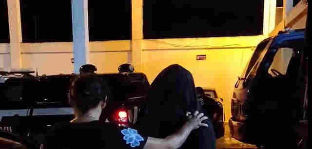 V&iacute;deo: adolescente acusada de matar o av&ocirc; e ferir av&oacute; se apresenta e permanece em sil&ecirc;ncio