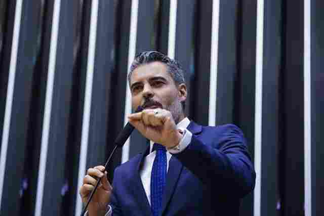 Thiago Flores apresenta projeto para blindar escolas contra ataques