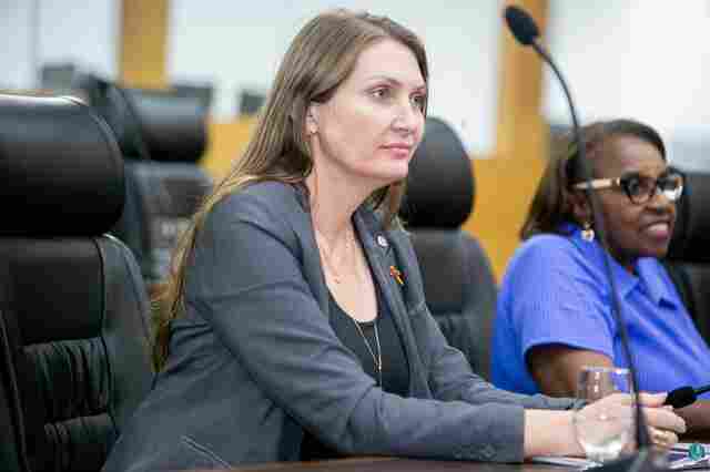 Recurso assegurado por Gislaine Lebrinha viabiliza compra de notebooks em Seringueiras
