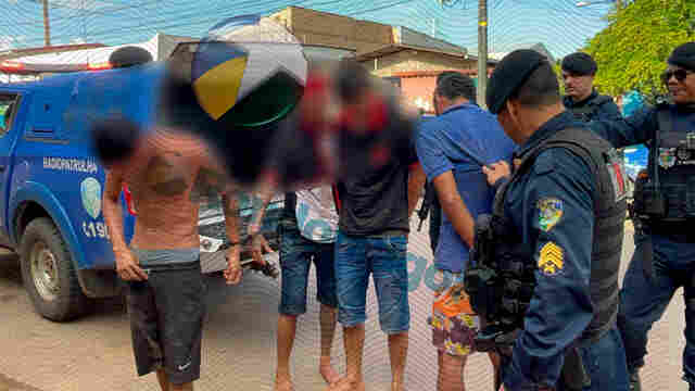 Pol&iacute;cia prende homem e apreende tr&ecirc;s adolescentes com dezenas de por&ccedil;&otilde;es de maconha na zona sul