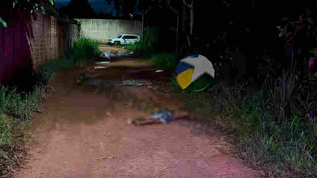 Homem &eacute; encontrado morto com sinais de facadas e poss&iacute;vel agress&atilde;o com madeira