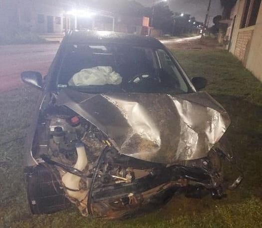 Motorista perde controle de carro na chuva e bate em poste e muro de casa