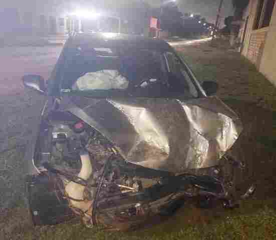 Motorista perde controle de carro na chuva e bate em poste e muro de casa