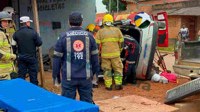 Grave acidente com capotamento na zona leste de Porto Velho deixa motorista presa &agrave;s ferragens