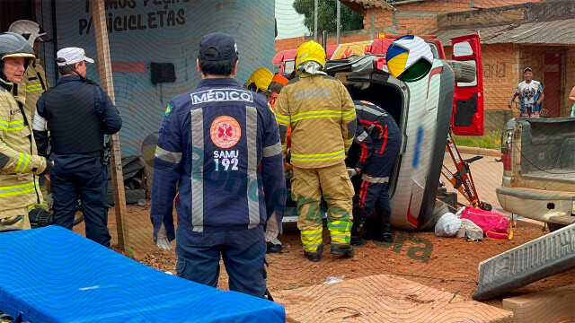 Grave acidente com capotamento na zona leste de Porto Velho deixa motorista presa às ferragens