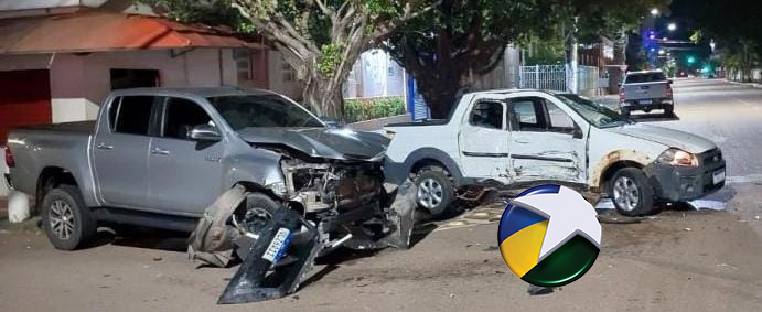 Colisão entre caminhonetes no centro de Porto Velho acaba com motorista preso