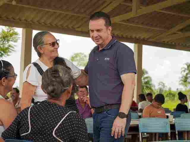 Dr. Lu&iacute;s do Hospital entrega trator e refor&ccedil;a apoio aos produtores de Vale do Anari