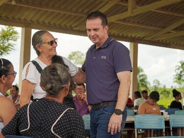 Dr. Lu&iacute;s do Hospital entrega trator e refor&ccedil;a apoio aos produtores de Vale do Anari