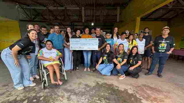 Em Chupinguaia, S&iacute;lvia Cristina anuncia R$ 770 mil para a sa&uacute;de e participa da entrega de R$ 100 mil para a Apae