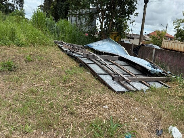 Fiscalização ambiental começa a retirar outdoors irregulares em áreas públicas da capital