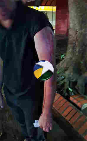 Criminoso tenta roubar celular em parada de &ocirc;nibus, esfaqueia v&iacute;tima e foge