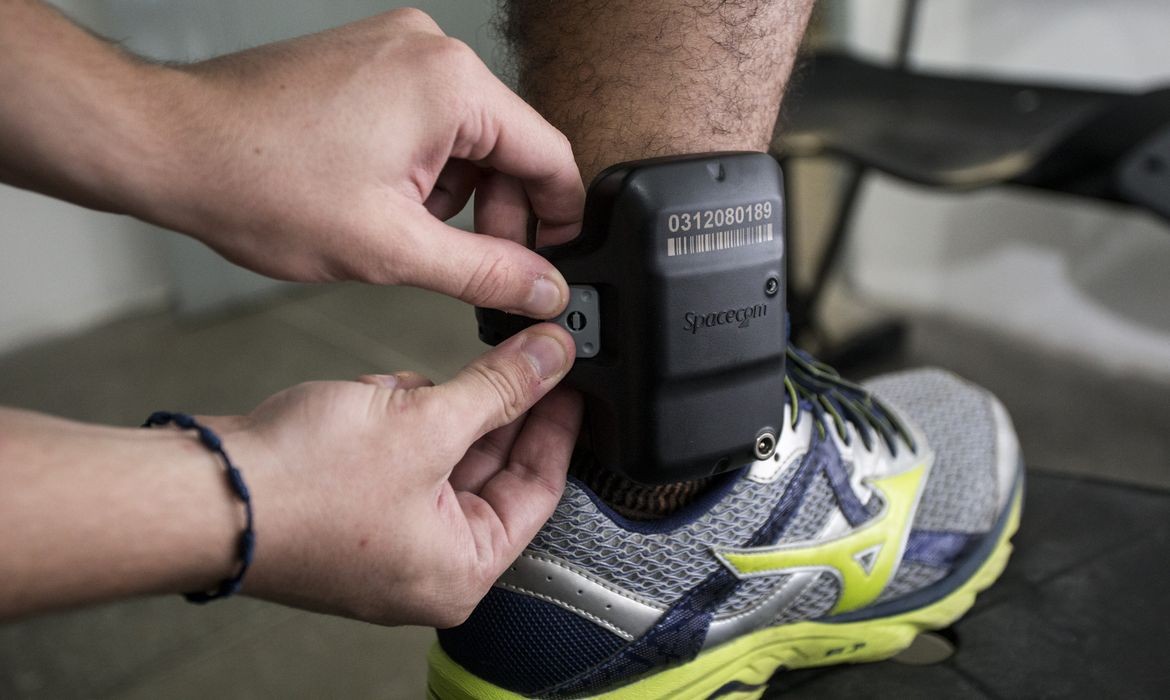 Senado aprova uso imediato de tornozeleira por agressor de mulher
