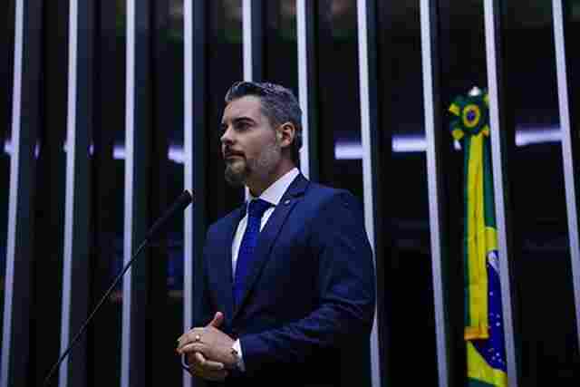 Thiago Flores prop&otilde;e emendas para baratear passagens a&eacute;reas no Brasil