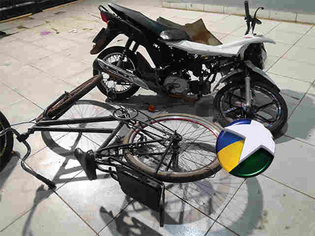 Menores s&atilde;o flagrados empurrando moto furtada