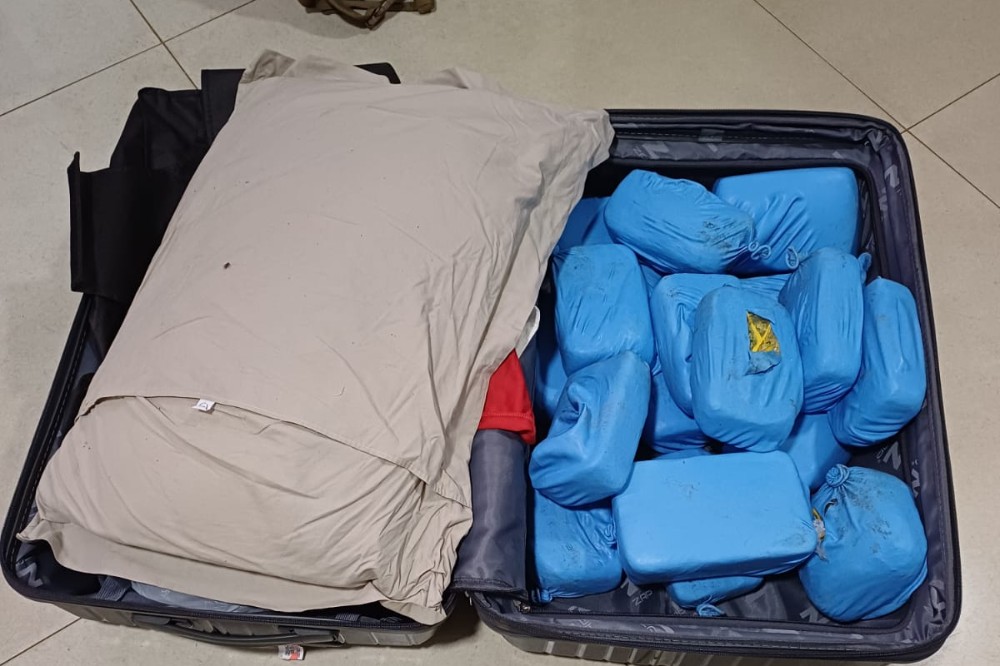 PRF apreende 20,5 kg de coca&iacute;na em &ocirc;nibus e prende passageiro