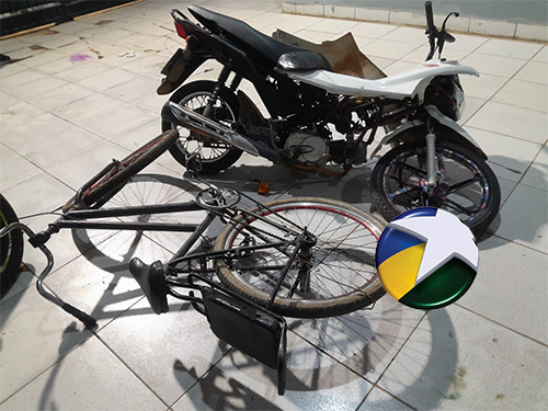 Menores s&atilde;o flagrados empurrando moto furtada