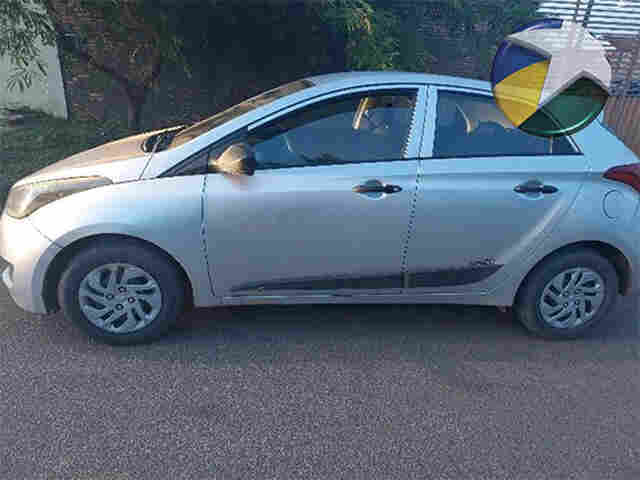 Criminosos armados com metralhadora sequestram mulher e roubam carro na zona leste