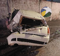 Motorista com sinais de embriaguez causa grave acidente e abandona carro no centro da capital