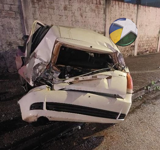 Motorista com sinais de embriaguez causa grave acidente e abandona carro no centro da capital