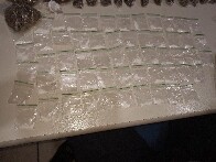 Pol&iacute;cia apreende drogas, dinheiro e motocicletas ap&oacute;s den&uacute;ncia na zona Leste