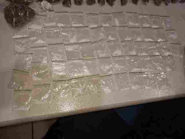 Pol&iacute;cia apreende drogas, dinheiro e motocicletas ap&oacute;s den&uacute;ncia na zona Leste