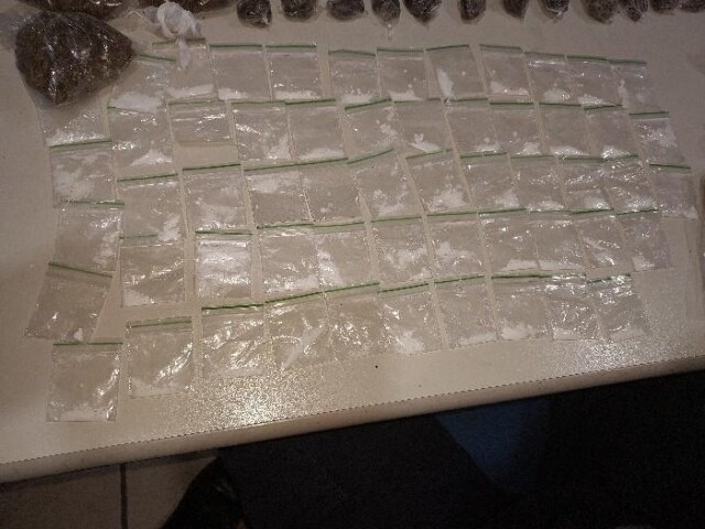 Polícia apreende drogas, dinheiro e motocicletas após denúncia na zona Leste