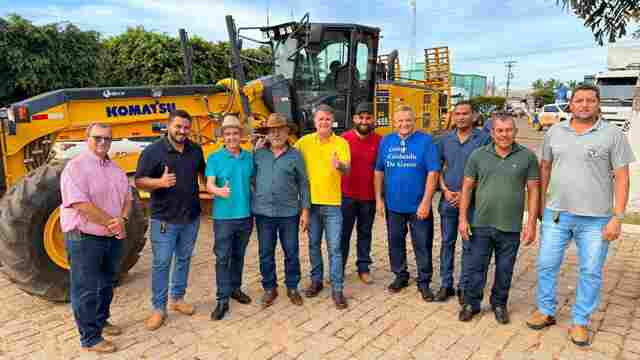 Bagattoli entrega motoniveladora para recupera&ccedil;&atilde;o de vicinais em Chupinguaia