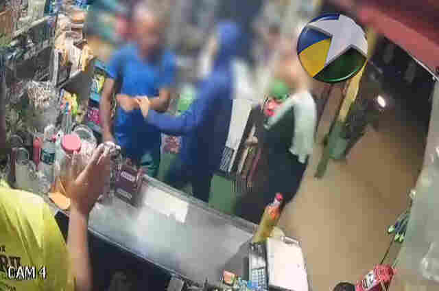 Criminosos armados invadem com&eacute;rcio e roubam moto e celulares na zona sul