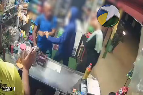 Criminosos armados invadem com&eacute;rcio e roubam moto e celulares na zona sul