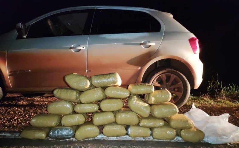 Pol&iacute;cia apreende quase 25 kg de maconha e prende traficante em rodovia