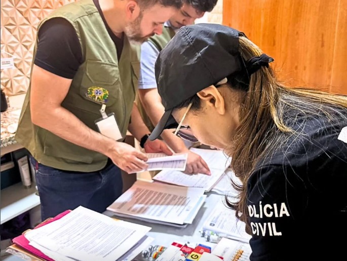 Opera&ccedil;&atilde;o da Pol&iacute;cia Civil cumpre mandados em cl&iacute;nica de est&eacute;tica que realizava procedimentos m&eacute;dicos na capital