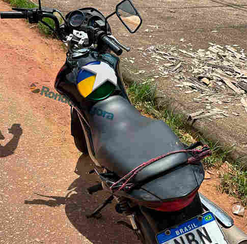 Delegacia de Furtos e Roubos com apoio da PM prende ladr&atilde;o empurrando moto para trocar por drogas