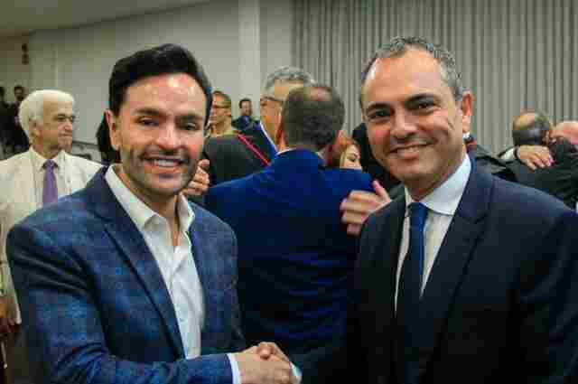 Irm&atilde;os J&uacute;nior e S&eacute;rgio Gon&ccedil;alves ainda aguardam ren&uacute;ncia de Rocha, mesmo com sinais da perman&ecirc;ncia do governador no cargo